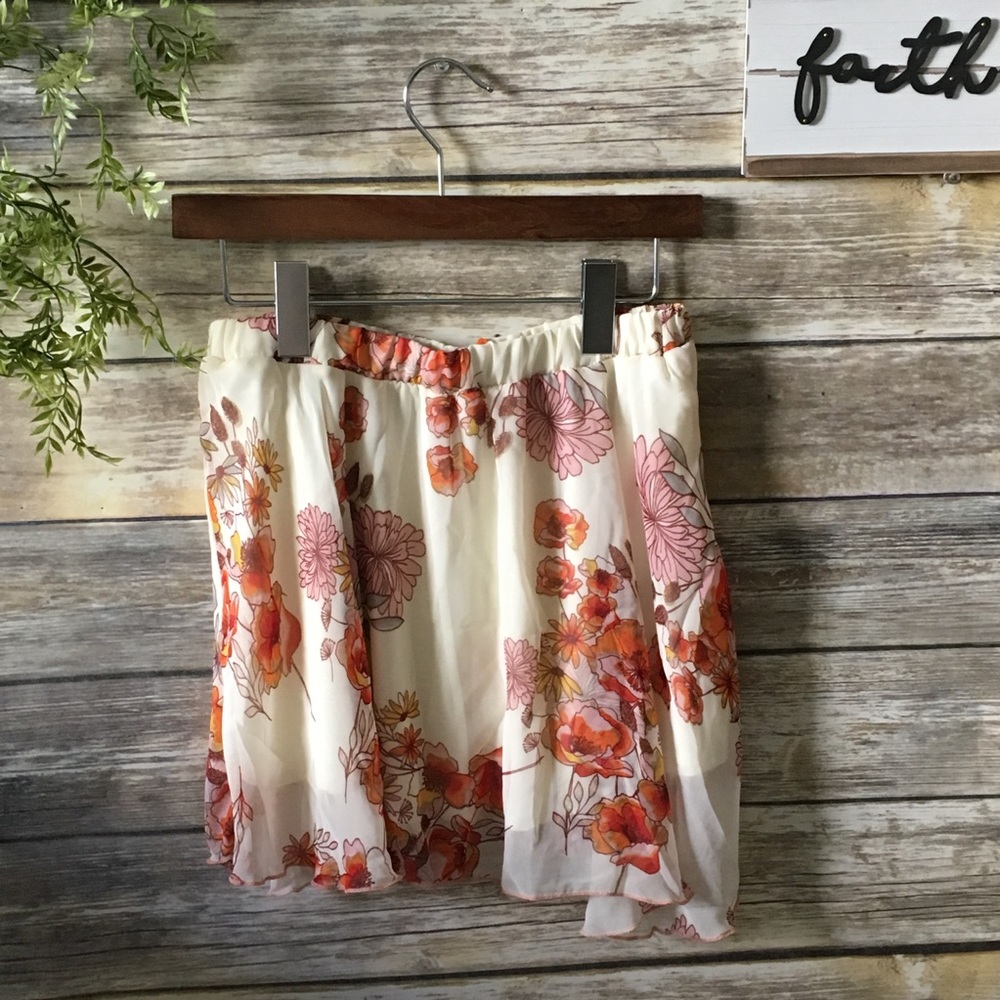 💋💋Beautiful cream floral skirt FREE💋💋